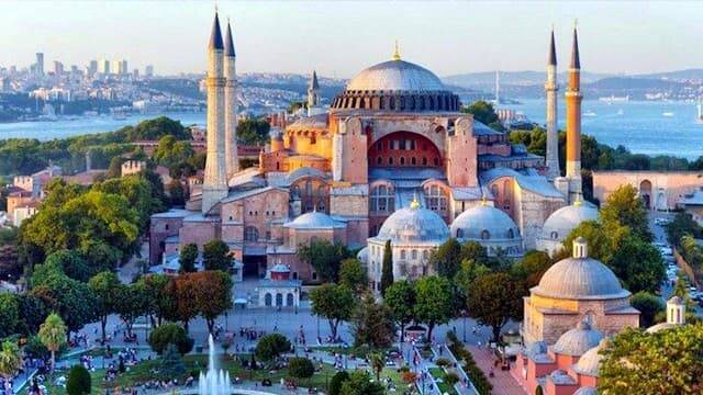 Erdogan firma la conversión en mezquita de la basílica de Santa Sofía, símbolo de la Iglesia griega