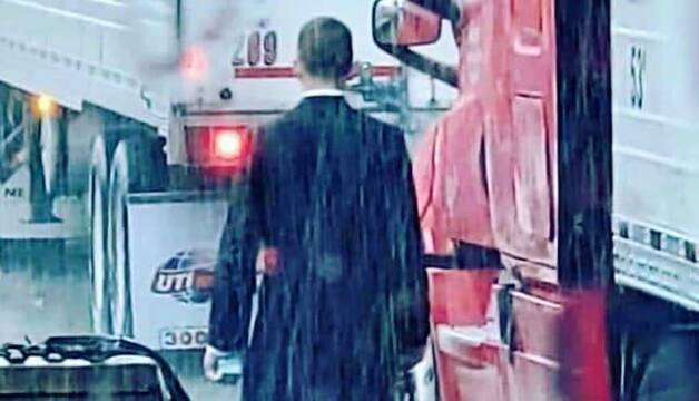 Impactante foto de un sacerdote bajo la lluvia interviniendo tras un accidente de carretera