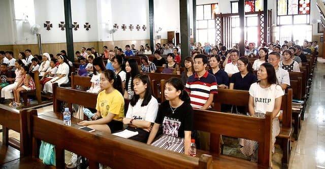 Los chinos católicos de Valencia quieren explicar a pie de calle «las ventajas de estar con Jesús»