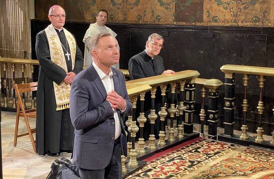 Reelegido presidente de Polonia, el primer acto de Duda fue ir a rezar a la Virgen a Czestochowa