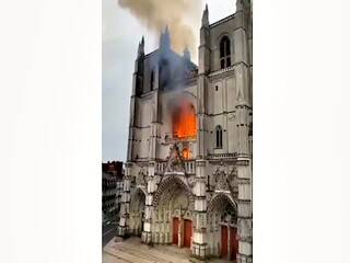 Prenden fuego a la catedral de Nantes