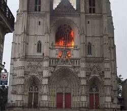 Arde la catedral gótica de Nantes: los bomberos hallaron 3 focos y el fiscal cree que es provocado