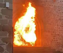 Aparatoso incendio en una iglesia del siglo XIII en Plasencia: el histórico retablo, afectado