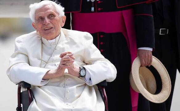 La Santa Sede aclara el estado de salud de Benedicto XVI: «Una enfermedad dolorosa, pero no grave»