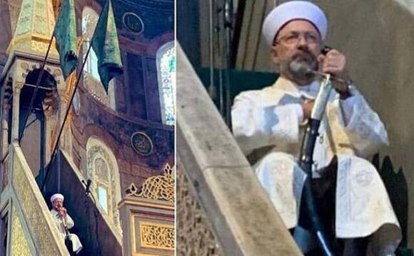 Con una espada con un verso del Corán: así dirigió la oración en Santa Sofía el ministro Ali Erbas