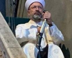 Con una espada con un verso del Corán: así dirigió la oración en Santa Sofía el ministro Ali Erbas
