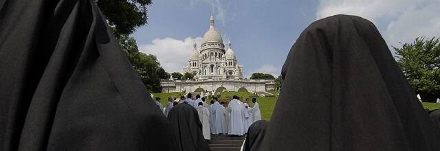 Ni guerras, ni epidemias... 135 años de Adoración en el Sacré-Coeur: «Nunca dejamos solo al Señor»