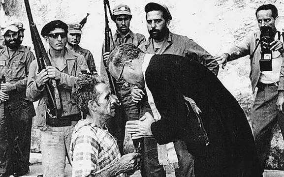 Foto Pulitzer, Cuba 1959: un cura confiesa a un hombre que va a ser asesinado por los castristas