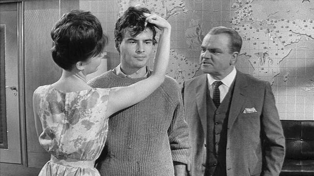 James Cagney, interpretando a un empresario de éxito, acicala para el capitalismo al novio comunista de su hija, en la comedia «Un, dos, tres» de Billy Wilder (1961).