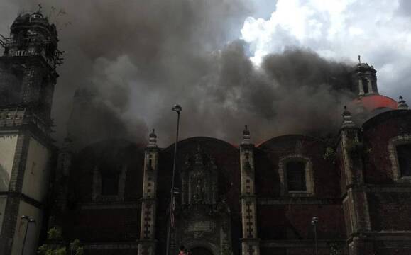 Arde la iglesia de la Veracruz, segundo templo más antiguo de Ciudad de México: el fuego, provocado