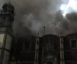 Arde la iglesia de la Veracruz, segundo templo más antiguo de Ciudad de México: el fuego, provocado