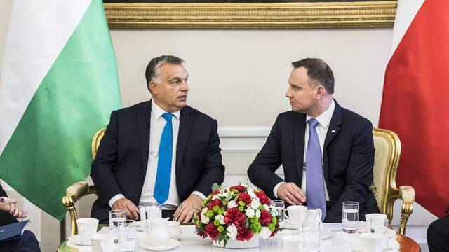 El punto débil del impulso provida y pro familia de Duda y Orban: no le paran los pies a Bruselas