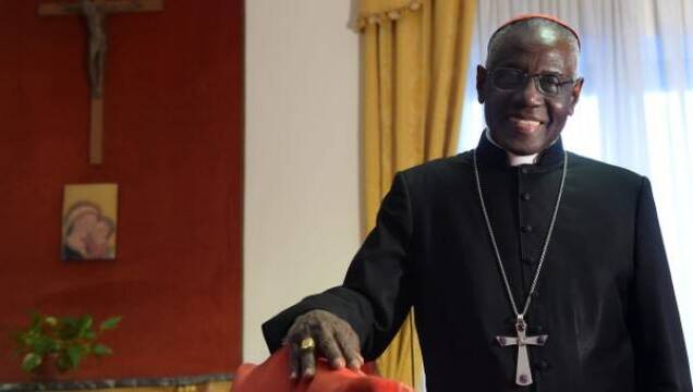 El cardenal Sarah pide a los obispos favorecer el retorno a la misa presencial, «sin experimentos»