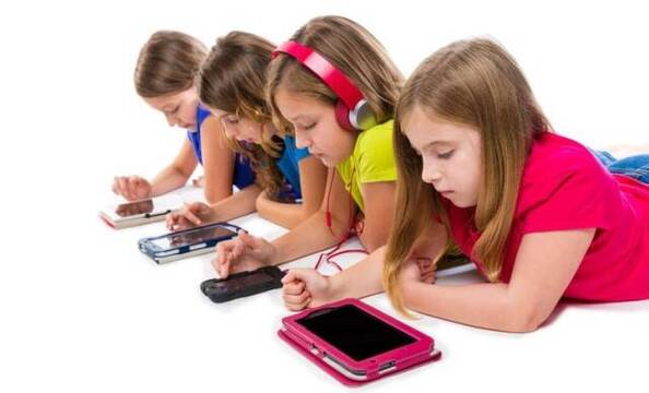 Confinamiento, ocio, clases a distancia... los niños se enganchan a las pantallas, y eso es malo para su desarrollo y aprendizaje 