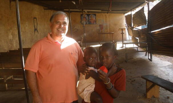 Manuel, 40 años misionero en África: «Aquí nos lavamos la manos, pero no vemos la comida»