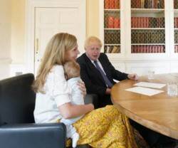 Boris Johnson bautiza católico a su último bebé: el niño tendrá una familia complicada