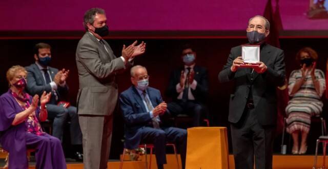 El alcalde socialista de Sevilla entrega al arzobispo Asenjo el título de hijo adoptivo de la ciudad
