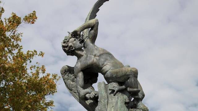 Estatua del Ángel Caído en el Parque del Retiro de Madrid.