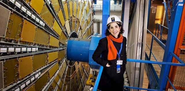 Fabiola Gianotti posa en el CERN de Ginebra, donde los físicos, bajo su dirección, estudian las micropartículas más pequeñas y misteriosas