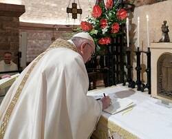El Papa firma en Asís y sobre la tumba de San Francisco su última encíclica «Fratelli tutti»