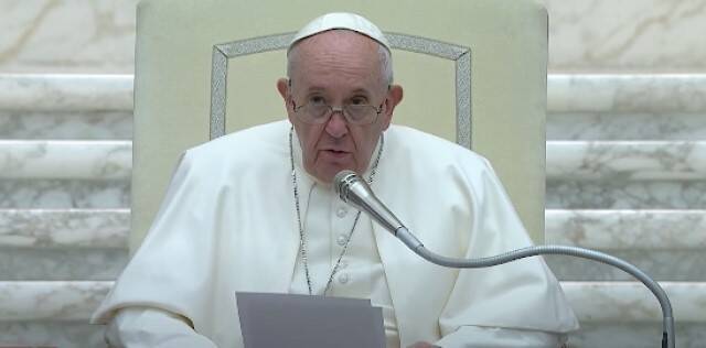 El Papa Francisco propone el ejemplo del profeta Elías, que primero reza y luego actúa con firmeza