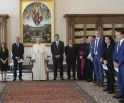 El dinero debe servir, no gobernar: el Papa Francisco, con los expertos anti-blanqueo de capitales