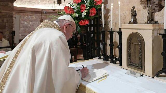Francisco firma la encíclica «Fratelli tutti» el 3 de octubre en Asís.