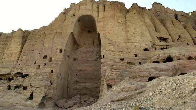 El lugar vacío donde estaban los Budas de Bamiyán, volados por los  talibanes afganos en 2011. Muchos de los que entonces se llevaron las manos a la cabeza están aplicando el mismo trato a la huella cristiana en la Historia.