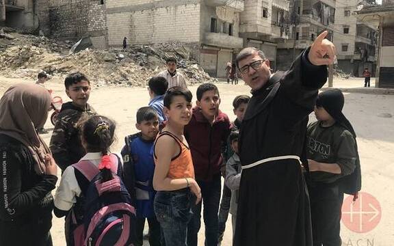Dos franciscanos permanecen consolando a 300 familias cristianas en Siria que viven bajo la «sharia»