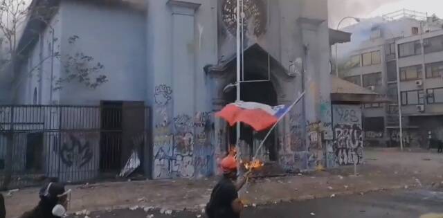 La ultraizquierda quema 2 iglesias en Chile: los obispos piden «amistad social» y votar sin miedo