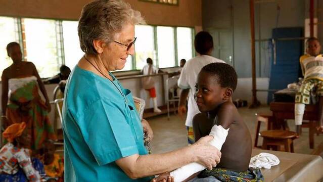 Julia, la misionera que revolucionando la sanidad africana es pionera contra la «úlcera de Buruli»