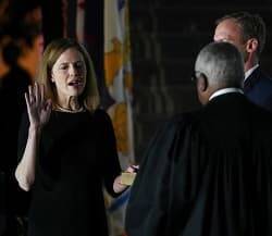 La católica Amy Coney Barrett ya es juez del Supremo de EEUU, tribunal con sólida mayoría provida