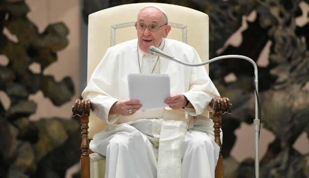 «Jesús se pone a la cabeza de un pueblo de penitentes» que abre camino al resto, explica el Papa