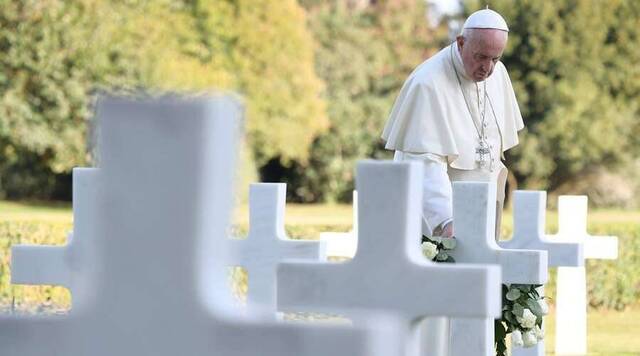Fieles Difuntos con indulgencia todo noviembre: el Papa pide orar por los que murieron solos