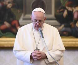 Jesús se volcaba en la gente pero nunca dejaba de orar: sigamos su ejemplo, dice el Papa Francisco