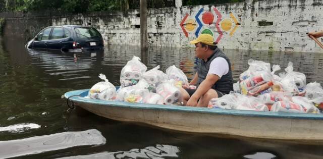 El sacerdote que va en lancha de remos ayudando en las inundaciones de Tabasco se ha hecho viral