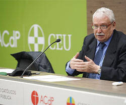 Joaquín Leguina durante sus ponencia en el congreso del CEU