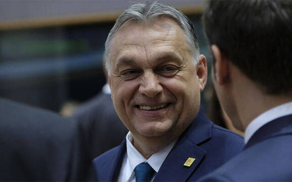 Victor Orban saludando a un político europeo