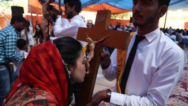 Un tribunal ordena detener al clérigo islámico que casó por la fuerza a una niña católica de 13 años