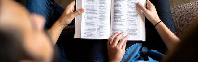 Dos personas leyendo la Biblia.