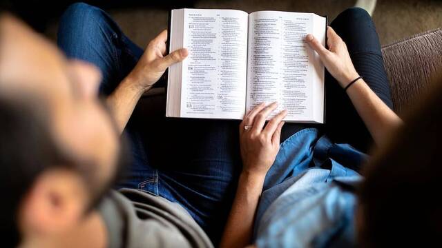 Dos personas leyendo la Biblia.