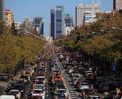 Miles de familias, en sus coches, toman las calles de España para protestar contra la Ley Celaá