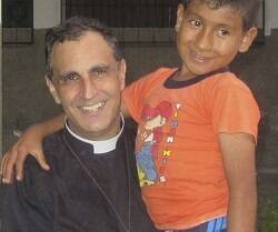 El padre Ignacio Doñoro con un niño del Hogar Nazaret