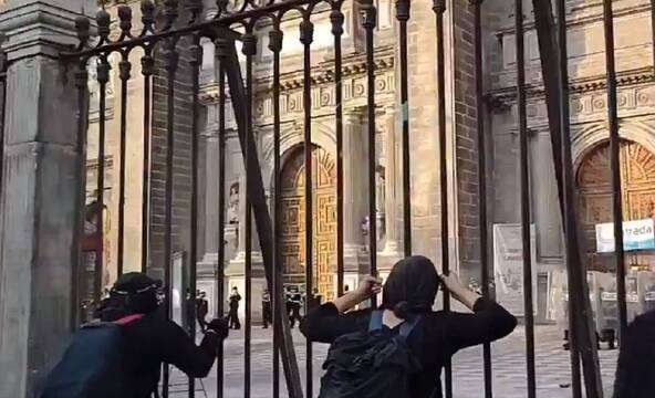 Feministas violentas intentan asaltar la catedral de Ciudad de México y atacan iglesias en el país