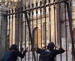 Feministas violentas intentan asaltar la catedral de Ciudad de México y atacan iglesias en el país