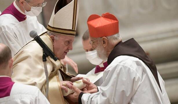 Raniero Cantalamessa con el Papa tras ser creado cardenal