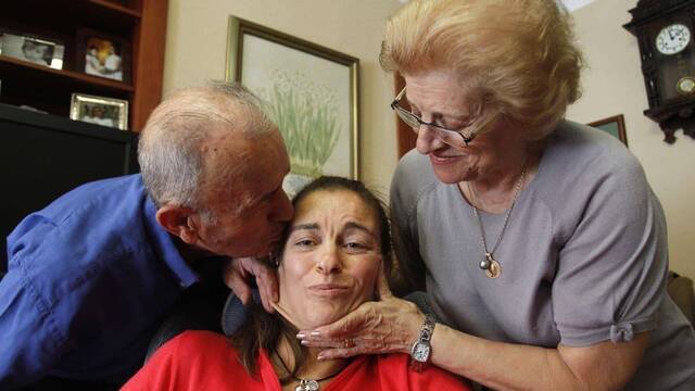 María José Solaz, besada y acariciada por sus padres