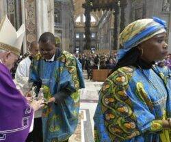 El Papa mira el misal congoleño de 1988 y piensa en el Amazonas: idea para liturgias inculturadas