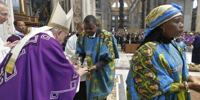 El Papa mira el misal congoleño de 1988 y piensa en el Amazonas: idea para liturgias inculturadas