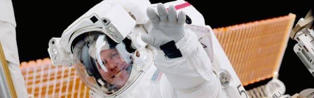 Tom Jones, en un paseo espacial en 2001